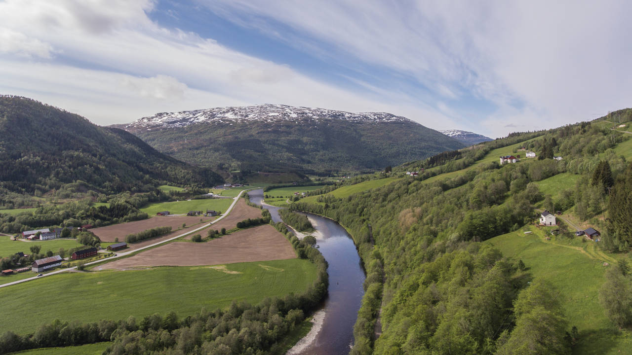 54.000 landbrukseiendommer var eid av dem som hadde fylt 67 år ved utgangen av 2018. Det utgjør nær en tredel av de 170.000 eiendommene som hadde personlig eier. Illustrasjons-/dronefoto fra nedre Rindal/øvre Surnadal. Foto: Steinar Melby / KSU.NO