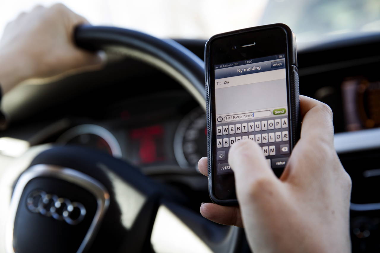 Ulovlig mobilbruk bak rattet ser ikke ut til å gå ned, til tross for at du nå for prikker i tillegg til bot for å plukke opp telefonen mens du kjører. Illustrasjonsfoto: Erlend Aas / NTB scanpix