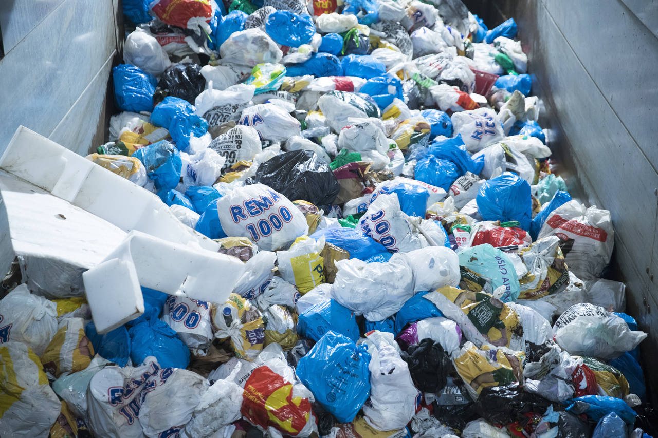I fjor kastet norske husholdninger i gjennomsnitt 411 kilo avfall per innbygger. Det er en nedgang på 3,5 prosent sammenlignet med året før. Foto: Terje Pedersen / NTB scanpix