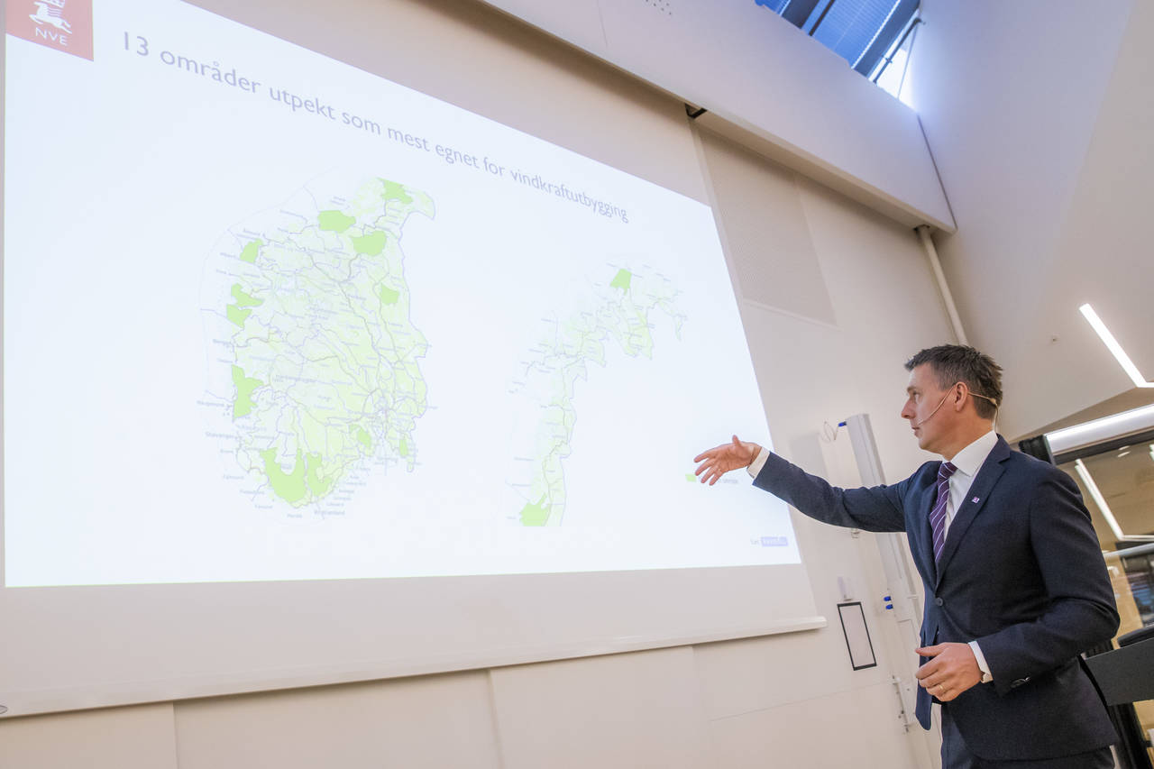 NVE skjerper kravene til hvordan konsesjonærene skal involvere kommuner og andre lokale interessenter ved planlegging og bygging av vindkraftverk. Her presenterer Vassdrags- og energidirektør Kjetil Lund de nasjonale rammene for vindkraft på land i Oslo i april i år. Foto: Håkon Mosvold Larsen / NTB scanpix