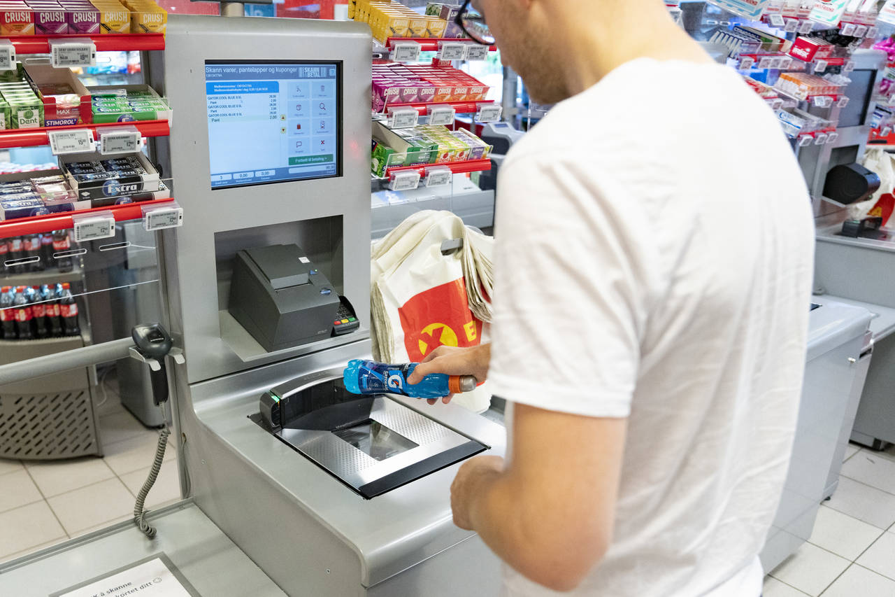 Med selvbetjente kasser og automatiserte løsninger kan kunden ta seg av hele matinnkjøpet selv. Da faller et viktig argument mot søndagsåpne butikker bort, mener Bård Hoksrud i Frp. Illustrasjonsfoto: Fredrik Hagen / NTB scanpix