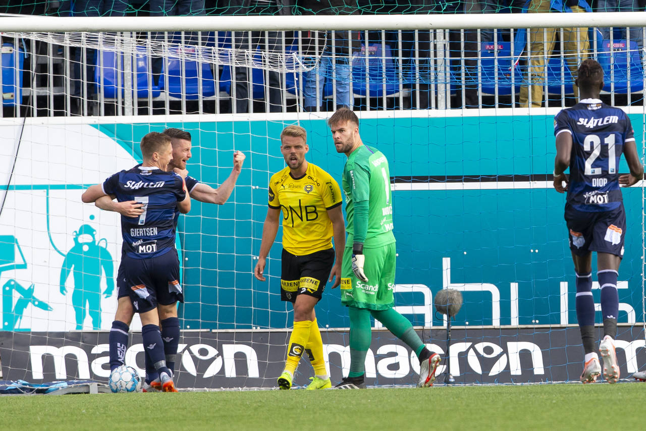 Kristiansunds Bendik Bye og Torgil Gjertsen (t.v.) feirer 3–0 i eliteseriekampen i fotball mellom Kristiansund og Lillestrøm på Kristiansund stadion. Lillestrøms keeper Marko Maric til høyre. Foto: Svein Ove Ekornesvåg / NTB scanpix