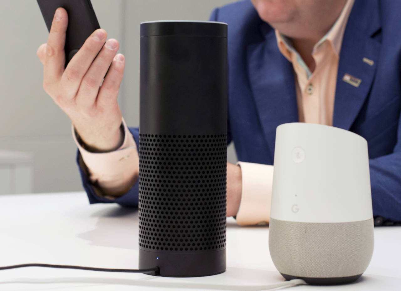 Smarthøyttalere med Google Assistant innebygd, som for eksempel Google Home (til høyre), tar opp lyd når man snakker til den. Til venstre ser man en Amazon Echo. Foto: Mark Lennihan / AP / NTB scanpix.