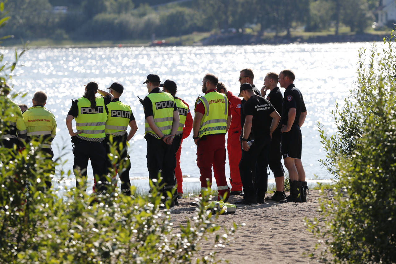 Politi og redningsmannskaper ved Hurdalssjøen, der en mann falt ut av en båt og druknet. Foto: Terje Bendiksby / NTB scanpix