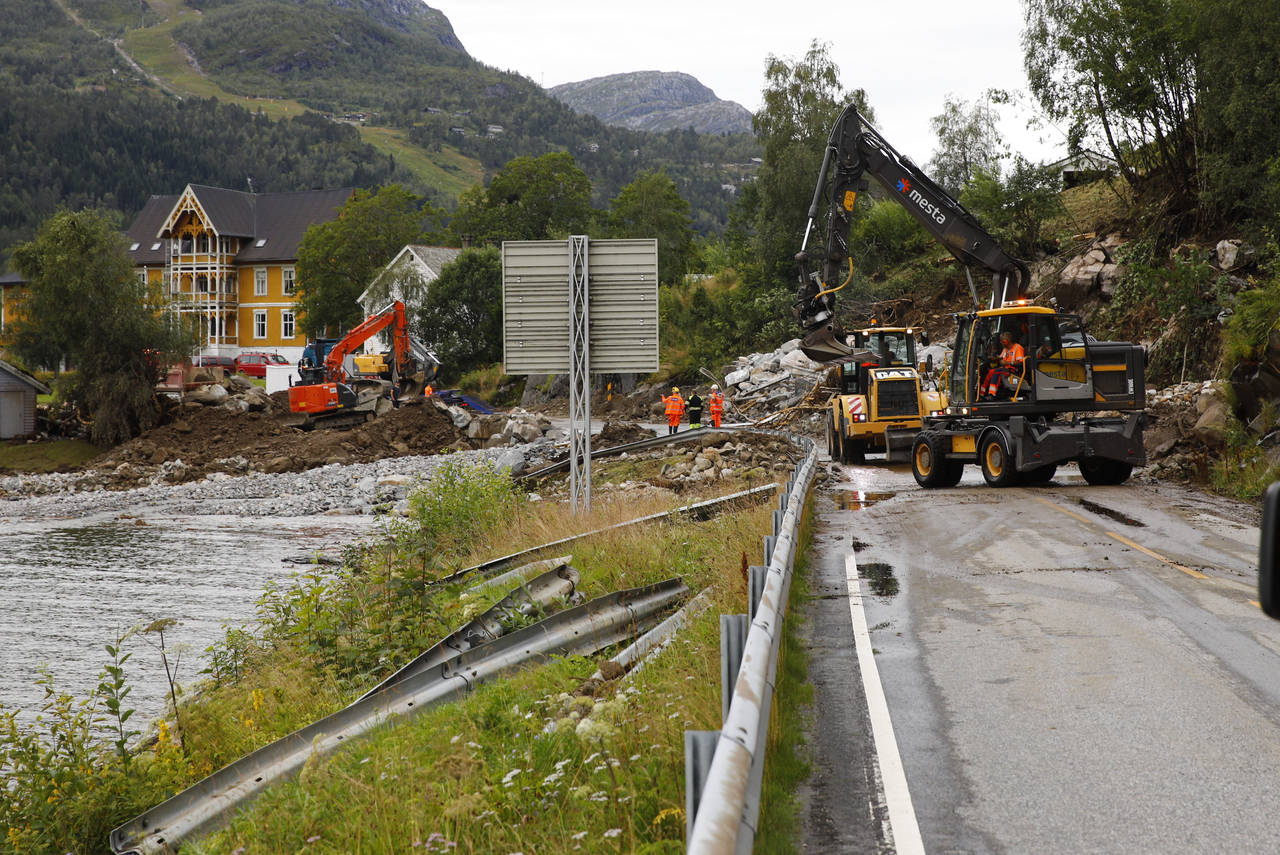 Lars Erik Karlsen i Statens vegvesen sier til NRK at gjenstår mye arbeid før E39 mellom Førde og Skei kan gjenåpnes etter det voldsomme uværet. Foto: Audun Braastad / NTB scanpix