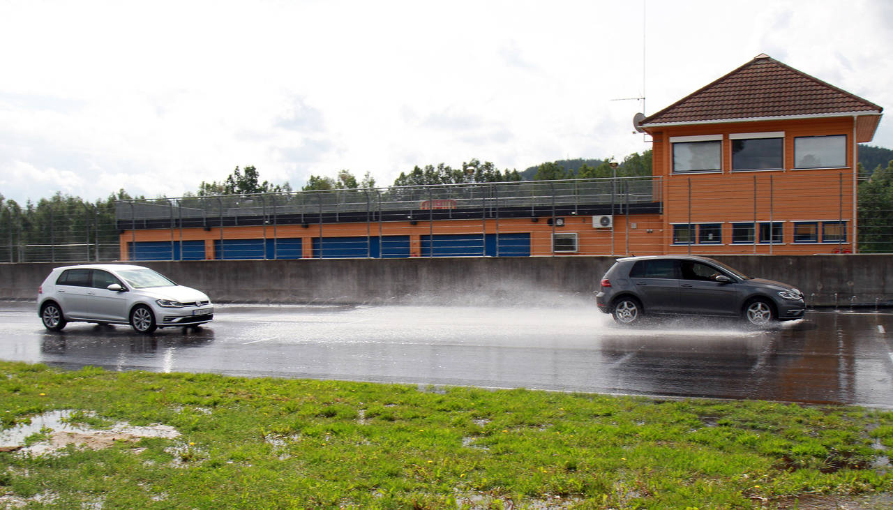 SKLIR OG SKLIR: Bilen med sommerdekk har stoppet, den med piggfrie vinterdekk surfer videre. FOTO: Morten Abrahamsen / NTB