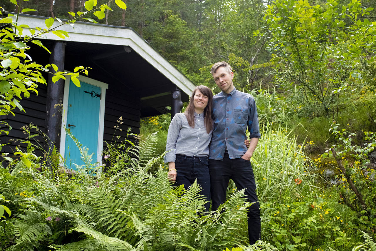 HYTTEFOLK: Tine Eide (28) og Hans Kristen Hyrve (34) solgte nylig leiligheten sin i Oslo by og kjøpte seg hytte på Nesodden – en hytte de bruker som helårsbolig. FOTO: Fredrik Hagen / NTB scanpix