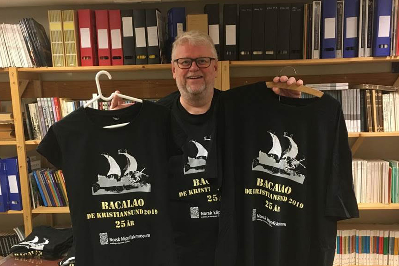 Her er Nordmøre museums forskningsleder Odd Williamsen i årets skjorte til konkurransen Bacalao de Kristiansund. Det er 25. året vi arrangerer, det har vært nytt skjortemotiv hver gang. Årets klippfisk-motiv er tegnet av Arne Nøst.