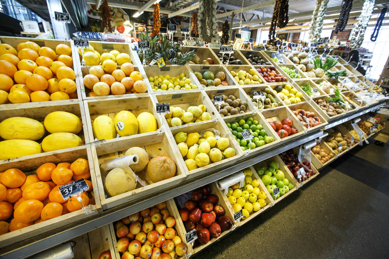 Mattilsynet finner spor av det forbudte plantevernmiddelet klorpyrifos på frukt, bær og grønnsaker i norske butikkhyller. Ifølge forskere kan det gi hjerneskader hos barn. Illustrasjonsfoto: Gorm Kallestad / NTB scanpix