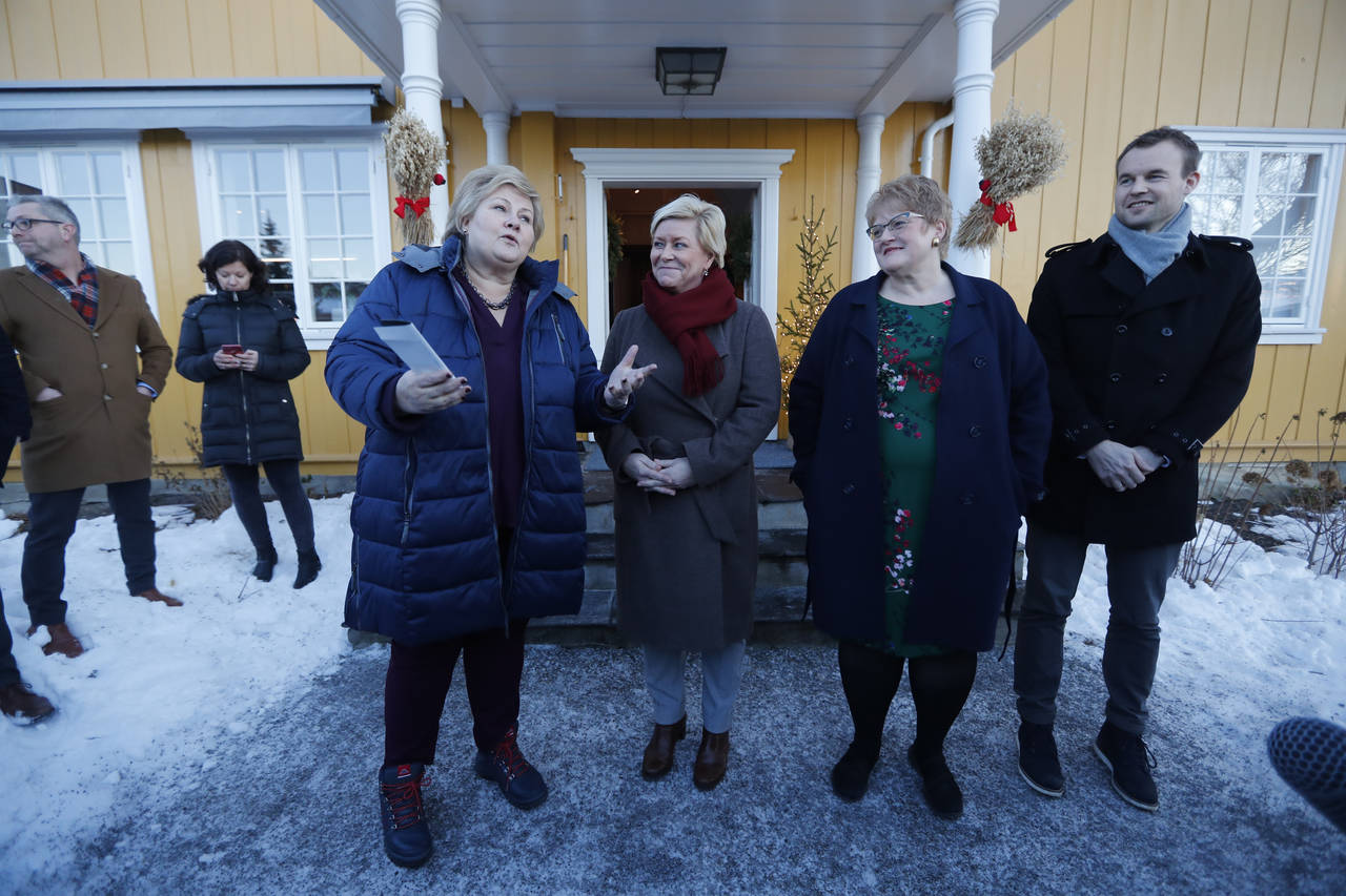 Høyre-leder og statsminister Erna Solberg (f.v.), Frp-leder og finansminister Siv Jensen, Venstre-leder og kulturminister Trine Skei Grande og barne- og familieminister og KrF-leder Kjell Ingolf Ropstad forhandlet fram en regjeringsplattform på Granavolden. Men nå krever Frp nye samtaler om bompenger. Foto: Cornelius Poppe / NTB scanpix