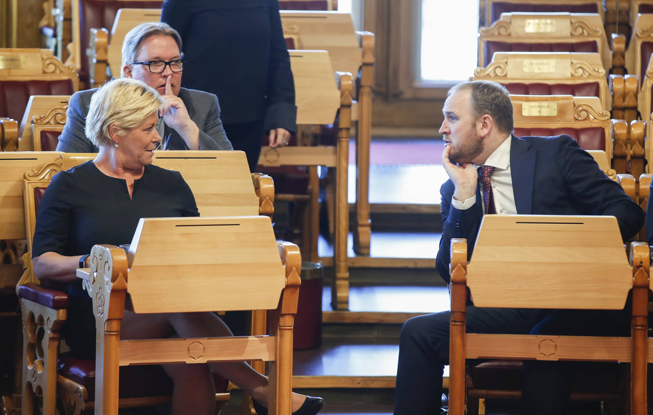 Finansminister og Frp-leder Siv Jensen og samferdselsminister Jon Georg Dale (Frp) har stått overfor en intens intern strid om bompenger de siste ukene. Onsdag stemmer imidlertid Frp for tre mye og delvis bompengefinansierte veiprosjekter i Stortinget. Foto: Vidar Ruud / NTB scanpix