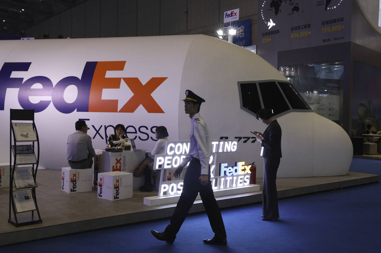 Fraktselskapet FedEx etterforskes av kinesiske myndigheter etter at pakker sendt av Huawei til selskapets kontorer i Asia, havnet i Memphis i USA. FedEx beklager og sier det dreier seg om en feil. Bildet viser FedEx-standen under China International Import Expo i Shanghai i november. Foto: Ng Han Guan / AP / NTB scanpix