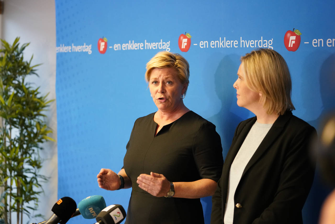 Partileder Siv Jensen og nestleder Sylvi Listhaug møtte onsdag kveld pressen etter Fremskrittspartiets ekstraordinære landsmøte om bompenger. Siv Jensen har dårlig tid. Om 14 dager skal partiet stemme ja til å øke bompengeutgiftene med 15. milliarder kroner. Foto: Fredrik Hagen / NTB scanpix