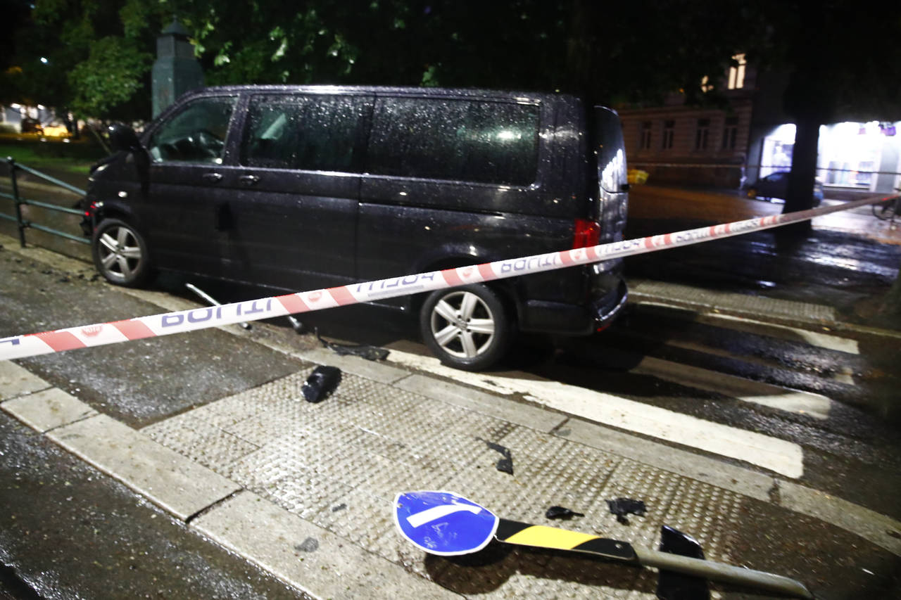 En person omkom da en bil kjørte inn i et gjerde på Skillebekk i Oslo natt til 20. juni. Ti personer omkom i trafikken i juni. Foto: Terje Pedersen / NTB scanpix