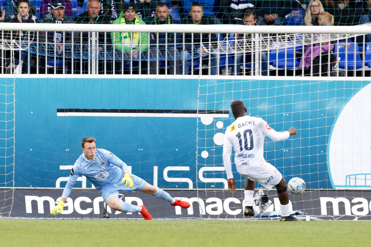 Stabæks Franck Boli setter inn 0–1 på straffe på tampen under eliteseriekampen i fotball mellom Kristiansund og Stabæk på Kristiansund Stadion. Foto: Svein Ove Ekornesvåg / NTB scanpix