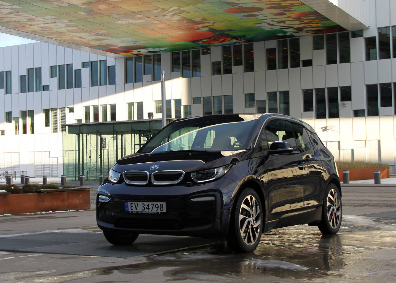 FELLES UTVIKLING: BMW og Jaguar Land Rover skal utvikle framtidige elbiler i fellesskap. Snart kommer BMW med flere nye modeller, men per i dag har de kun i3 som helelektrisk. FOTO: Morten Abrahamsen / NTB