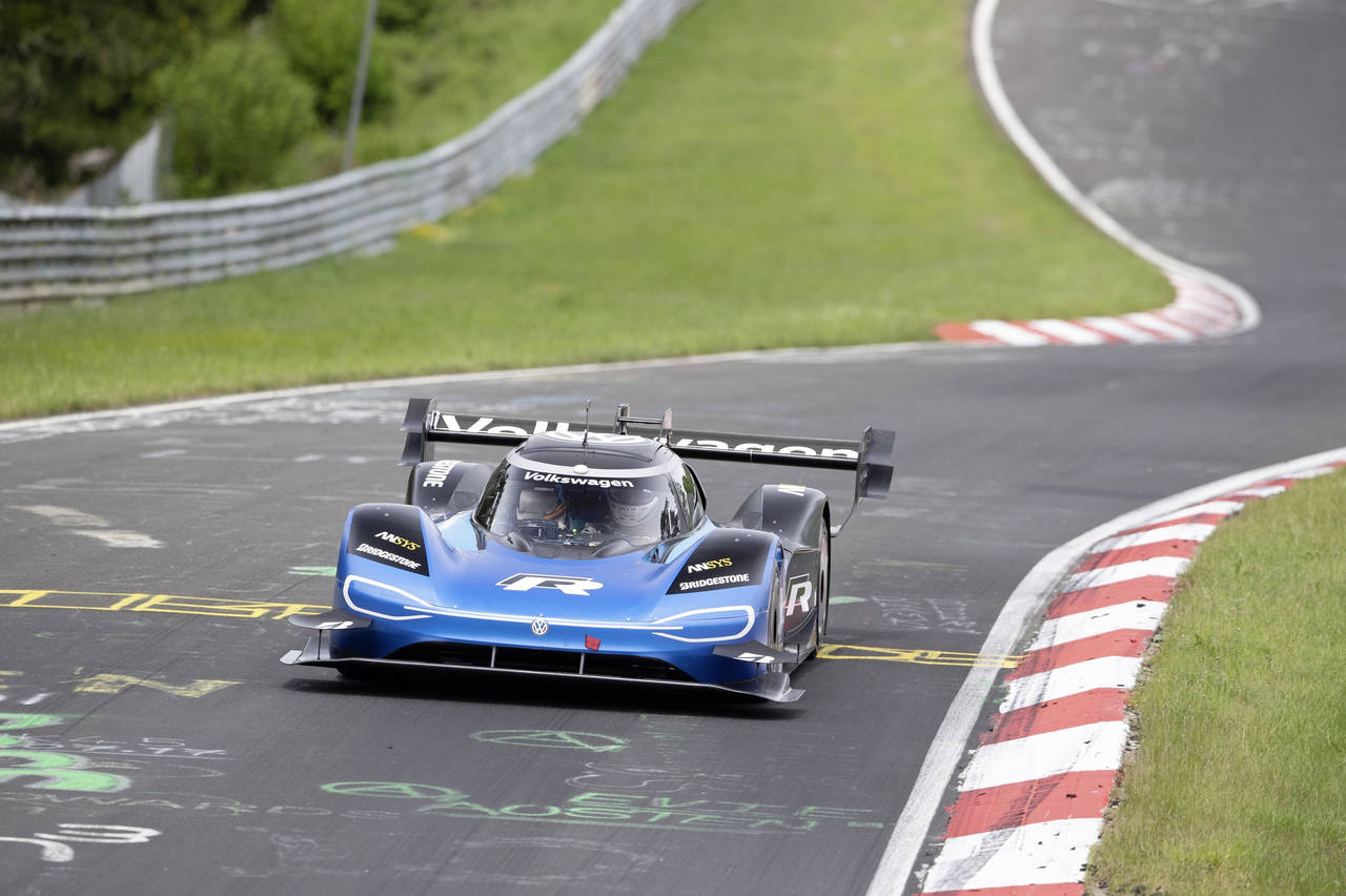 FORT: Volkswagens ID. R suste rundt Nürburgring på rekordtid. FOTO: Produsenten