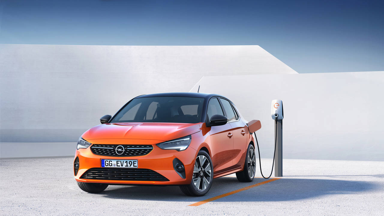 HOLDES AV: Interesserte kunder kan nå reservere seg en elektrisk Opel Corsa. FOTO: Produsenten