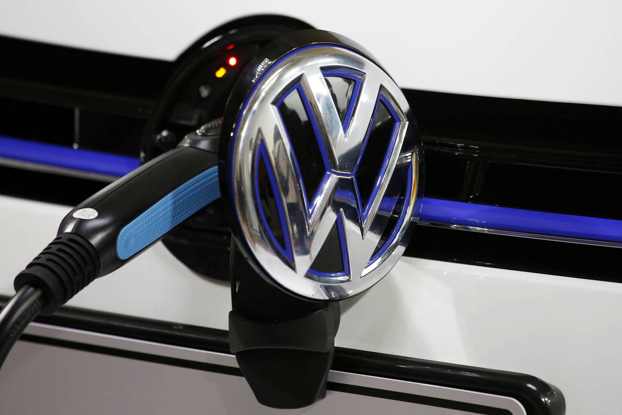 BATTERIPRODUKSJON: Volkswagen kjøper seg opp i svensk batteriprodusent. FOTO: Bobby Yip / Reuters / X00306