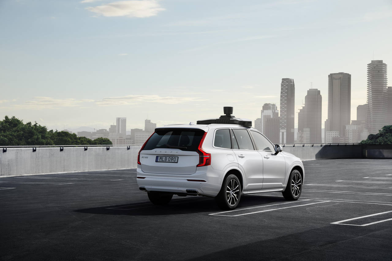 PÅ EGEN HÅND: Volvo og Uber har utviklet en versjon av XC90 som skal være helt selvkjørende. FOTO: Produsenten