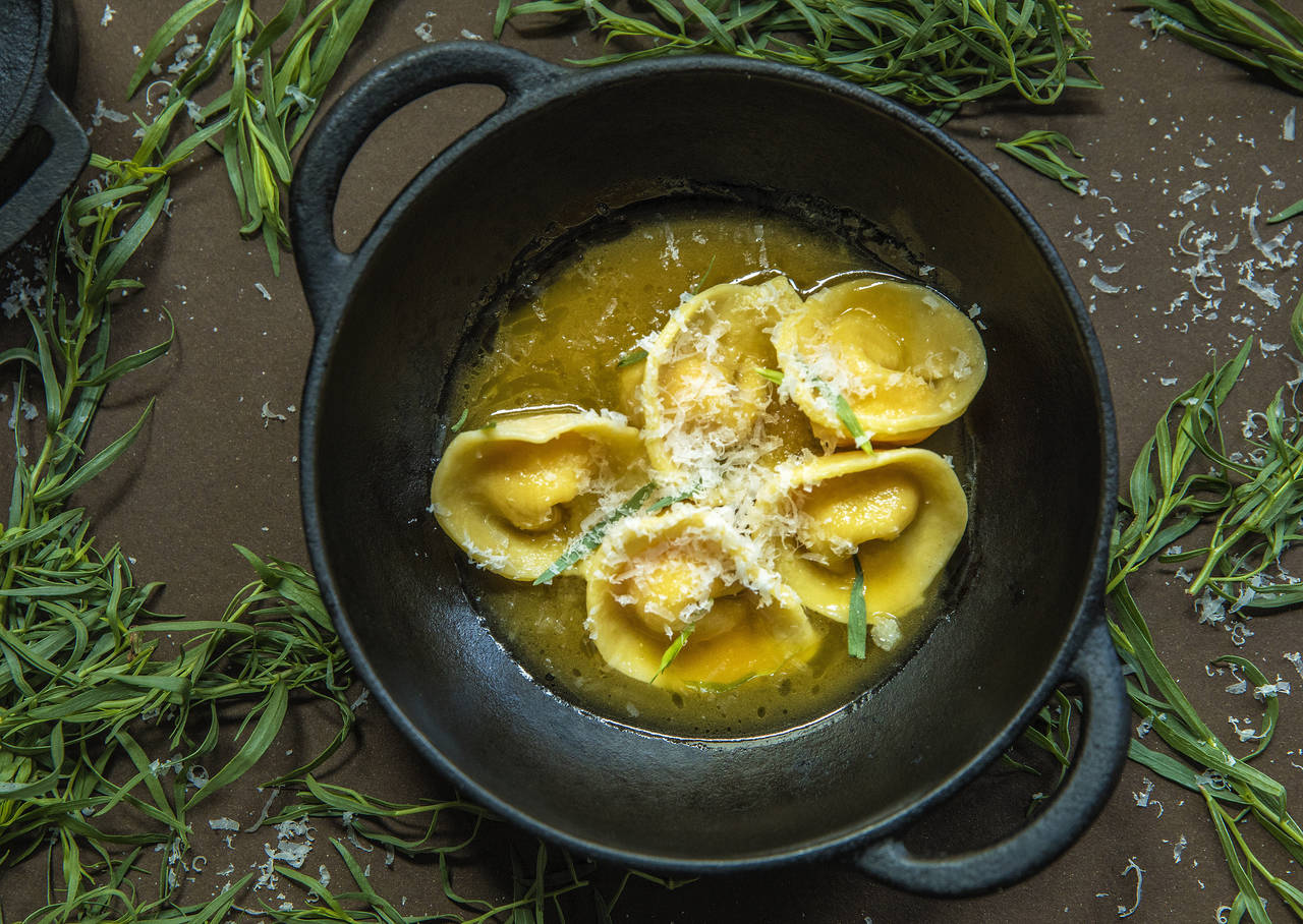 MAMA MIA: Så godt det er hjemmelaget pasta! Her bader tortelliniene i kyllingsjy med brunet smør. FOTO: Ole Berg-Rusten / NTB scanpix