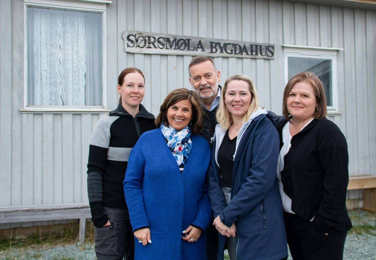 Arrangørene i Sørsmøla bygdalag gleder seg til Smølakonferansen på Steinsøyneset. Fra venstre: Ingrid Helen K. Johansen, Hanne Kruse Larsen, Jan-Erik Larsen, Monica Roksvåg og Yvonne Edvardsen Røstad. Foto: Kristoffer Strand