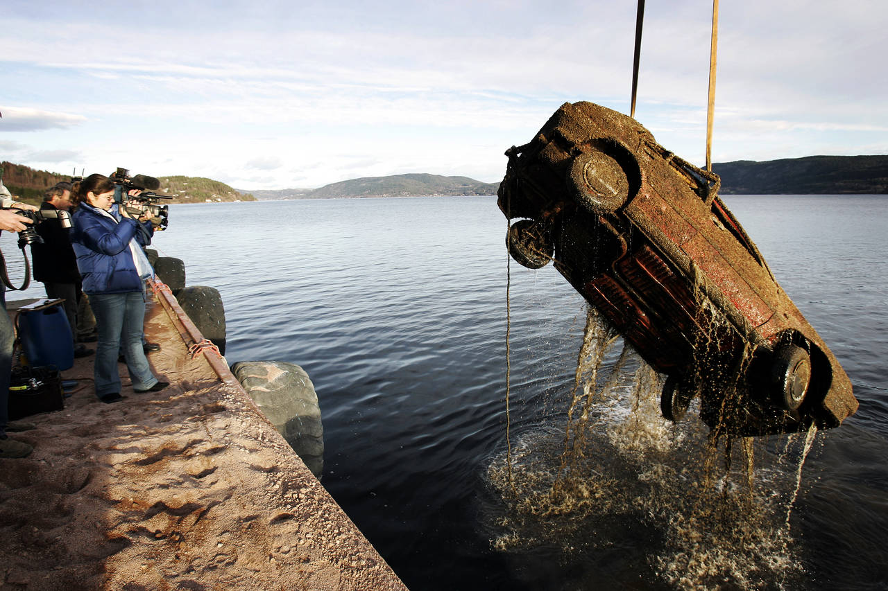 En dumpingplass for biler ble funnet utenfor en brygge ved Svelvik i Drammensfjorden i 2015. Foto: Tor Richardsen / NTB scanpix