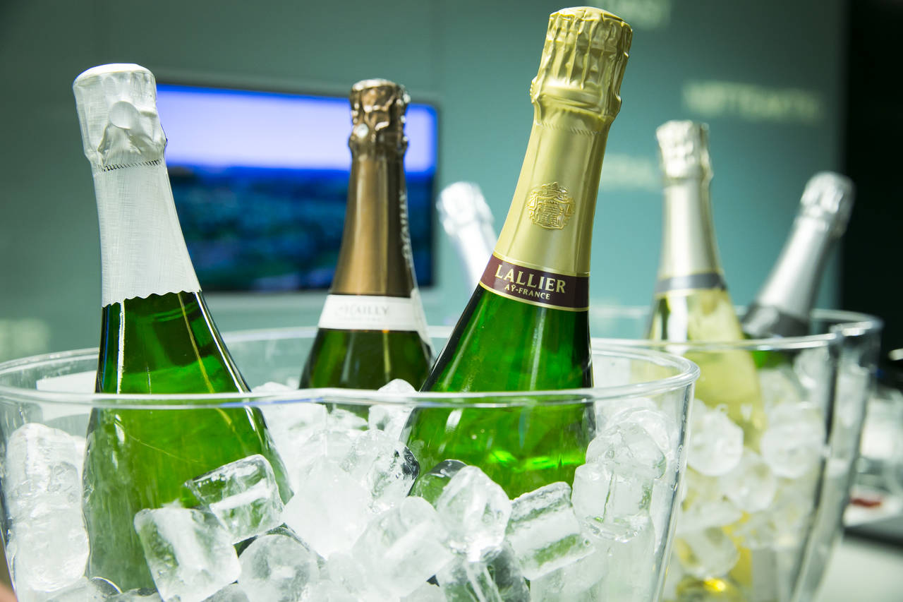 Det er mange som kommer til å skåle med bobler i glassene i dag. Her er champagne avbildet. Foto: Heiko Junge / NTB scanpix