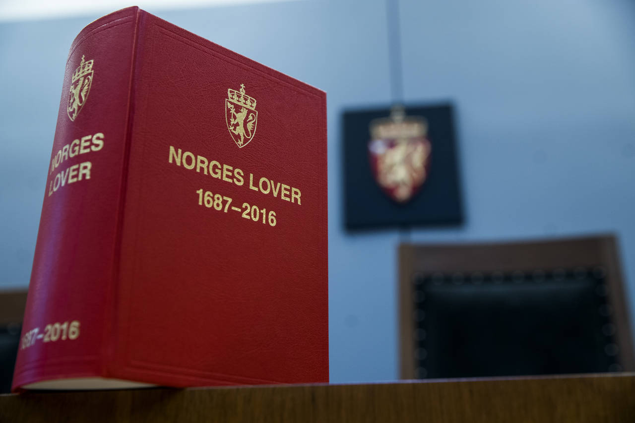Fra nå av skal Stortinget har ansvar for å redigere, trykke og distribuere ettbindsversjonen av Norges lover. Foto: Berit Roald / NTB scanpix