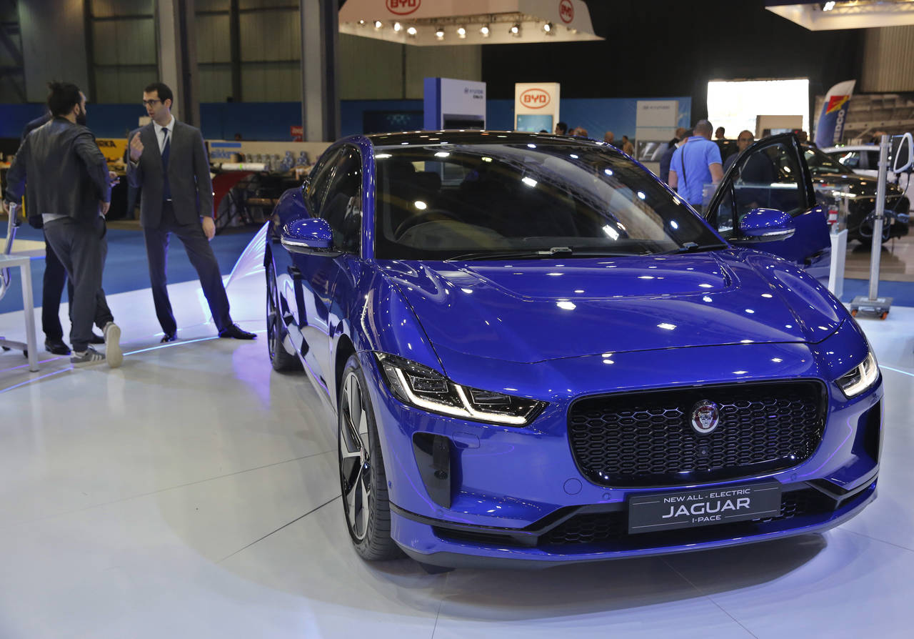 Europeiske land og bedrifter inngår samarbeid for å utvikle nye og bedre batterier til elbiler. Jaguars I-Pace-modell produseres i Østerrike, men batteriene kommer fra Sør-Korea. Foto: AP / NTB scanpix