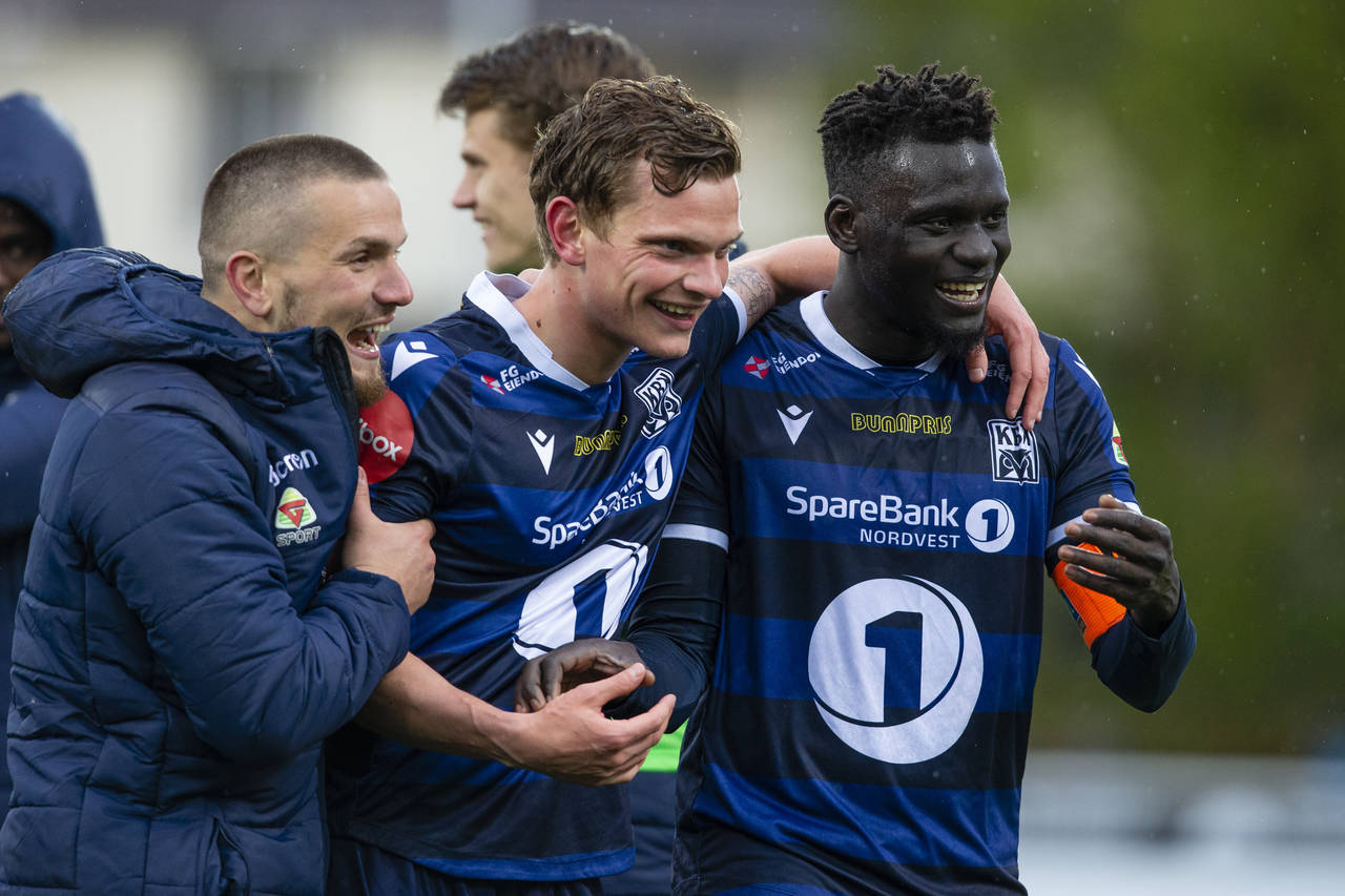 Flamur Kastrati (t.v.), Meinhard Egilsson Olsen og Aliou Coly feirer 1-0 seieren etter eliteseriekampen i fotball mellom Kristiansund og Tromsø på Kristiansund Stadion. Foto: Svein Ove Ekornesvåg / NTB scanpix