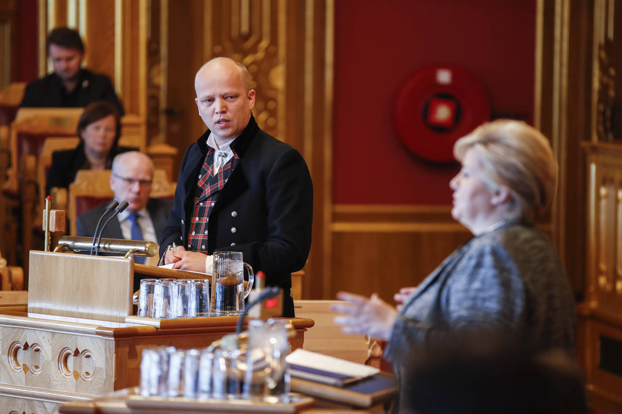 Sp-leder Trygve Slagsvold Vedum, for anledningen ikledd valdresbunad, grillet statsminister Erna Solberg under Stortingets muntlige spørretime. Foto: Vidar Ruud / NTB scanpix.