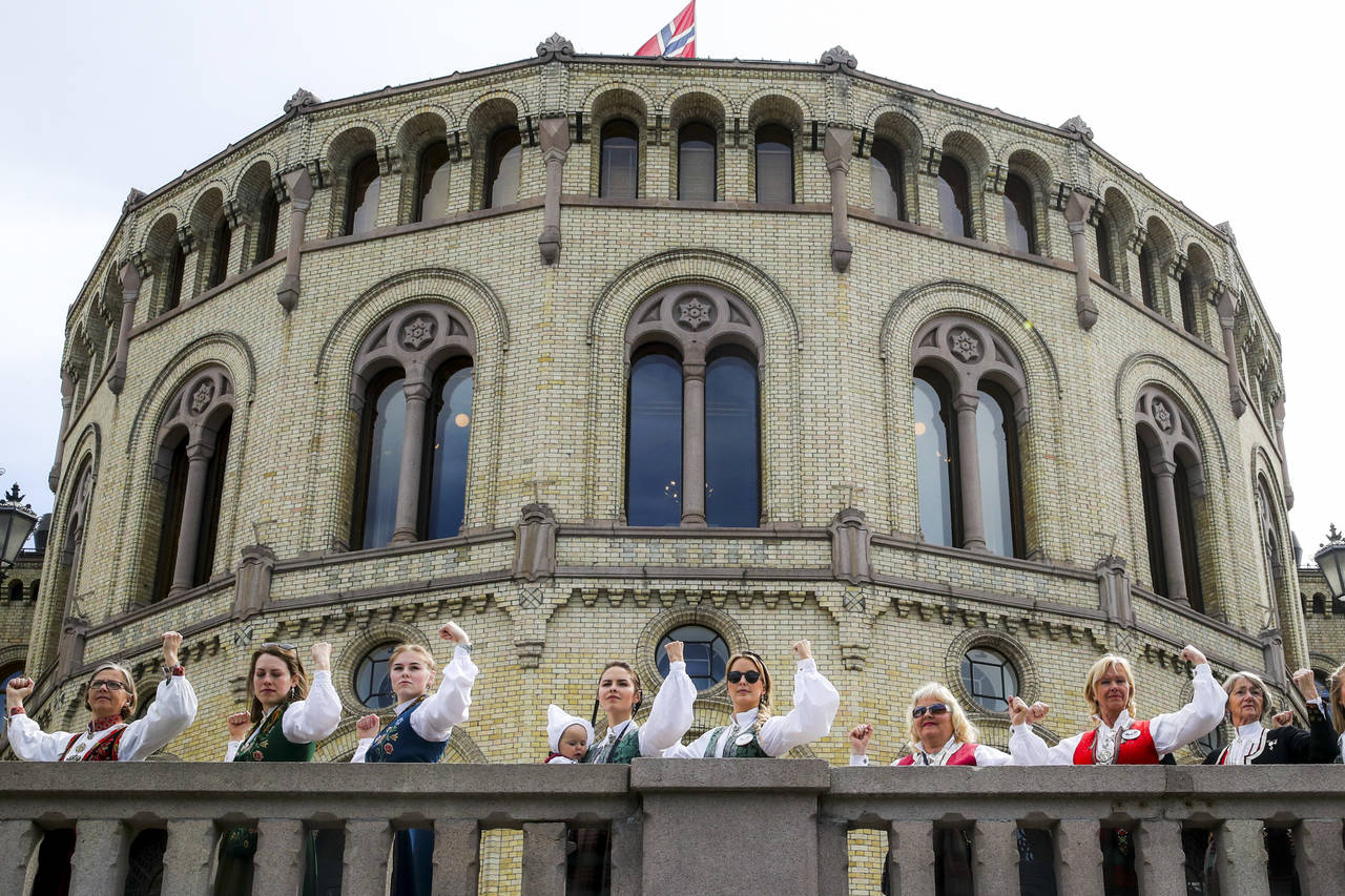 Bunadsgeriljaen holder aksjon foran Stortinget med kampropet «Trygghet for barn og mor. Foto: Vidar Ruud / NTB scanpix