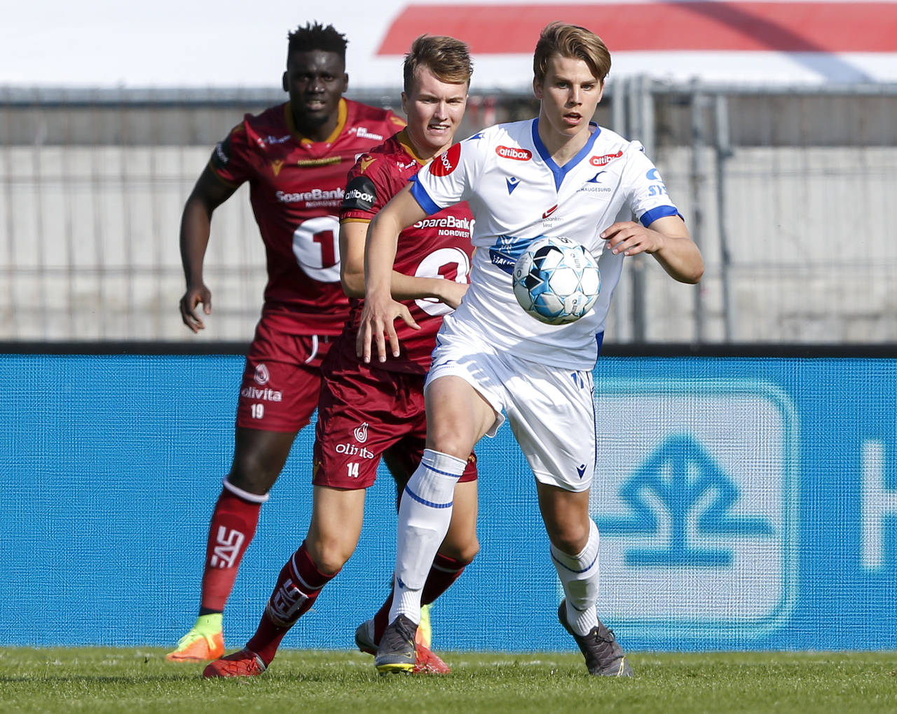 Verken Haugesunds Martin Samuelsen (foran) eller Kristiansunds Jesper Isaksen maktet å score søndag. Foto: Jan Kåre Ness / NTB scanpix