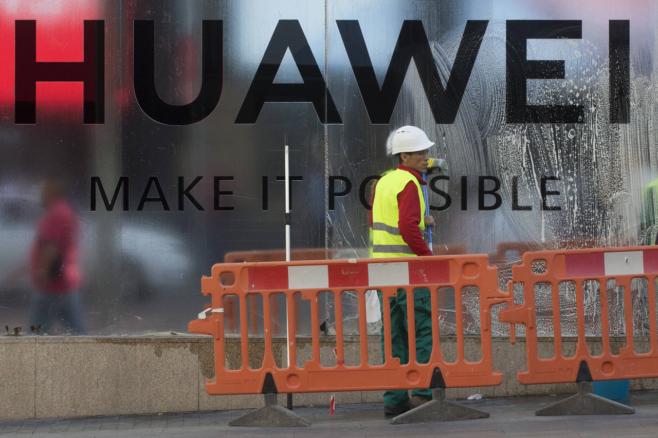 Flere selskaper bryter eller reduserer sitt samarbeid med kinesiske Huawei etter at USA har innført forbud mot å handle med selskapet. Foto: Paul White/ AP / NTB scanpix