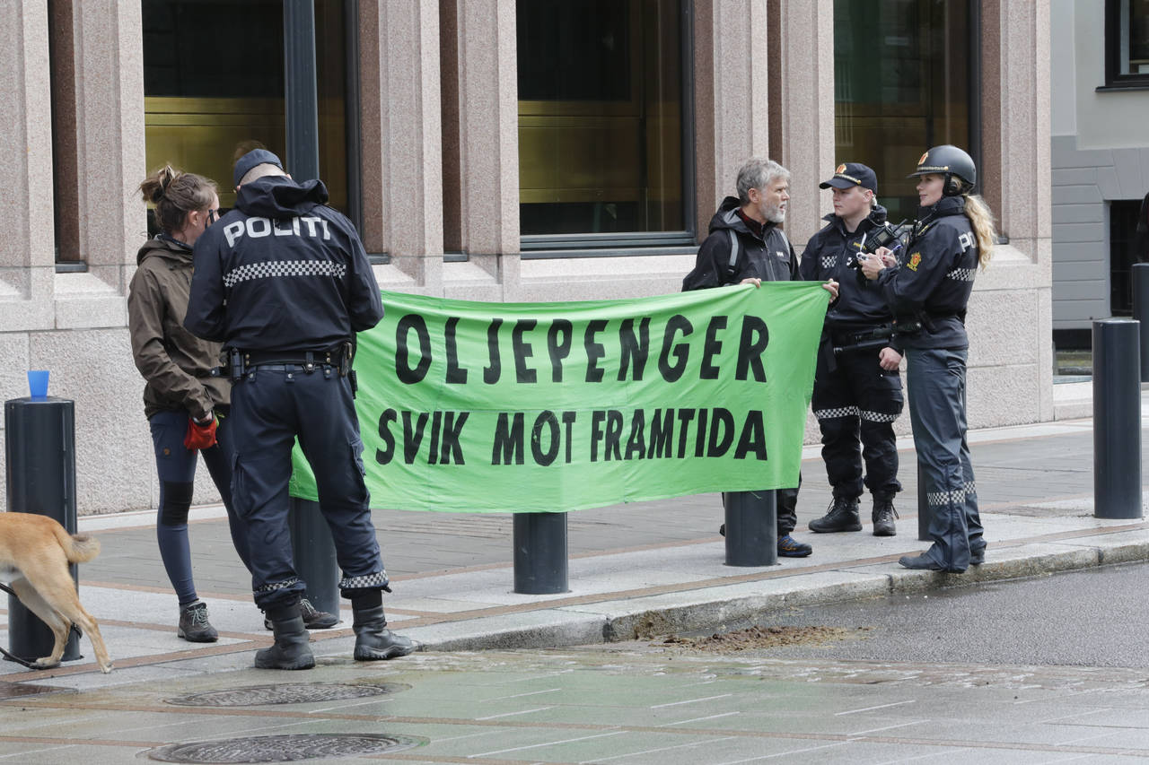 Extinction Rebellion Norge demonstrerte utenfor Norges Bank fredag. Foto: Terje Bendiksby / NTB scanpix