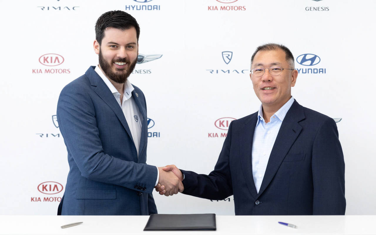 SAMARBEID: Mate Rimac, i Rimac Automobili, og Euisun Chung, i Hyundai Motor Group, skal samarbeide. FOTO: Produsenten