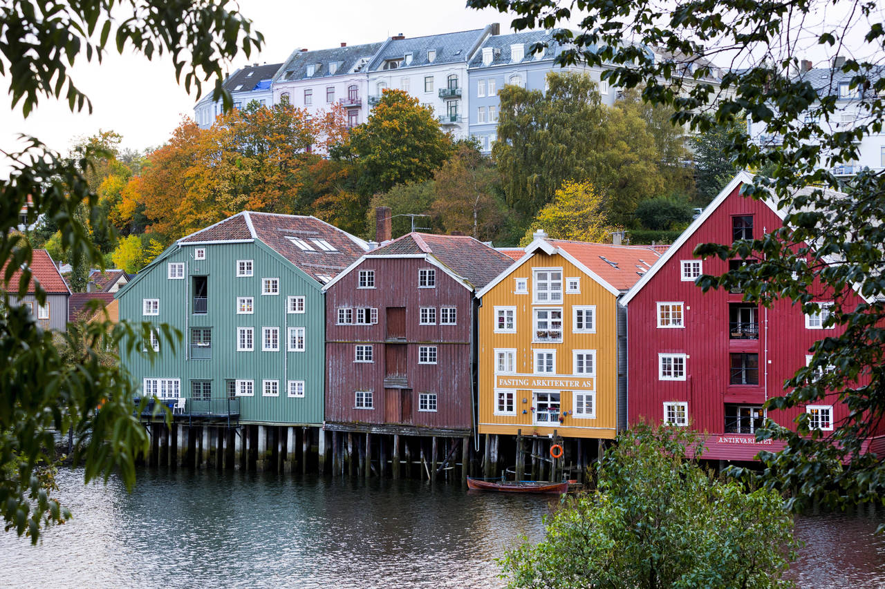 TRADISJON: Pakkhusene i Trondheim viser at nordmenn har vært fargeglade lenge. Hent inspirasjon i tradisjonen, er rådet fra fargeekspertene. Foto: Gorm Kallestad / NTB scanpix