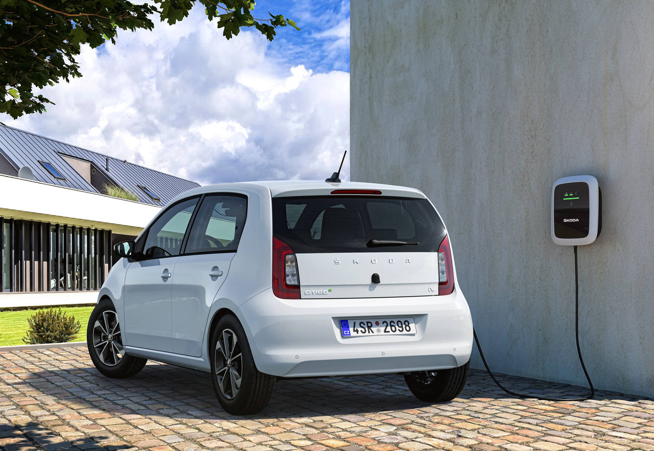 LADER OPP: CITIGOe blir den første elektriske bilen fra Skoda. FOTO: Produsenten