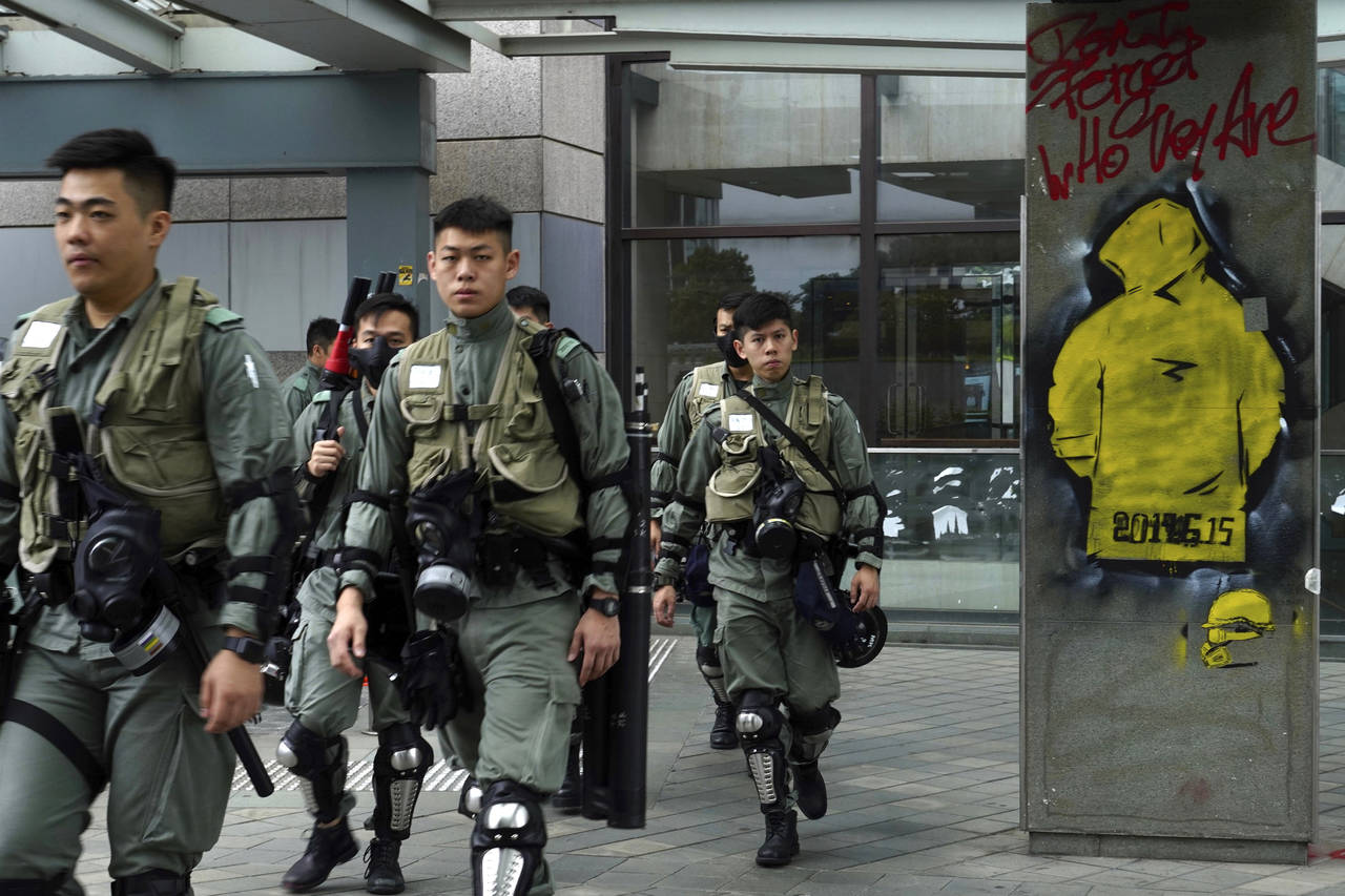Politistyrker i Hong Kong. Foto: Vincent Yu/ AP/ NTB scanpix