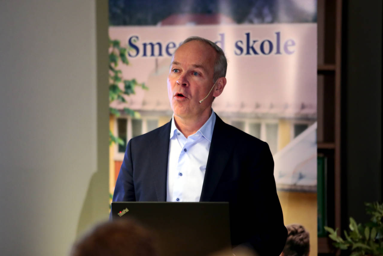 Kunnskaps- og integreringsminister Jan Tore Sanner (H) snakker med 7. klasse-elever på Smestad skole etter framleggelsen av nye læreplaner. Foto: Håkon Mosvold Larsen / NTB scanpix