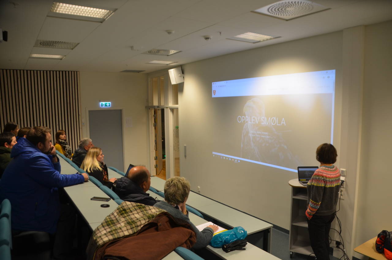 Lalila Skaret presenterer portalen «Opplev Smøla». Foto: Ernst Olav Blakstad