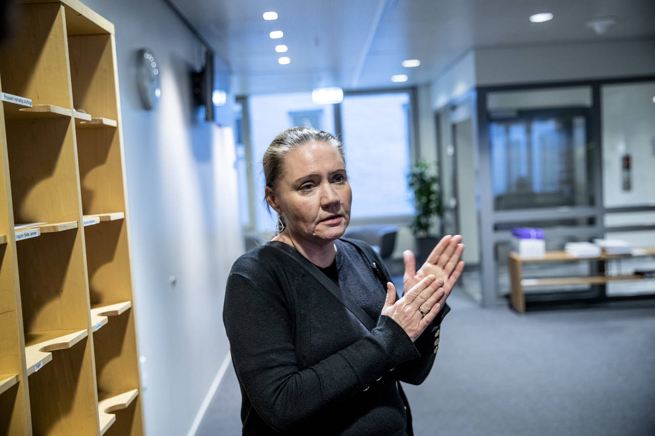 Saksordfører Eva Kristin Hansen (Ap) vil kalle inn statsminister Erna Solberg (H) til den åpne høringen om trygdeskandalen i Stortingets kontroll- og konstitusjonskomité over nyttår. Foto: Stian Lysberg Solum / NTB scanpix