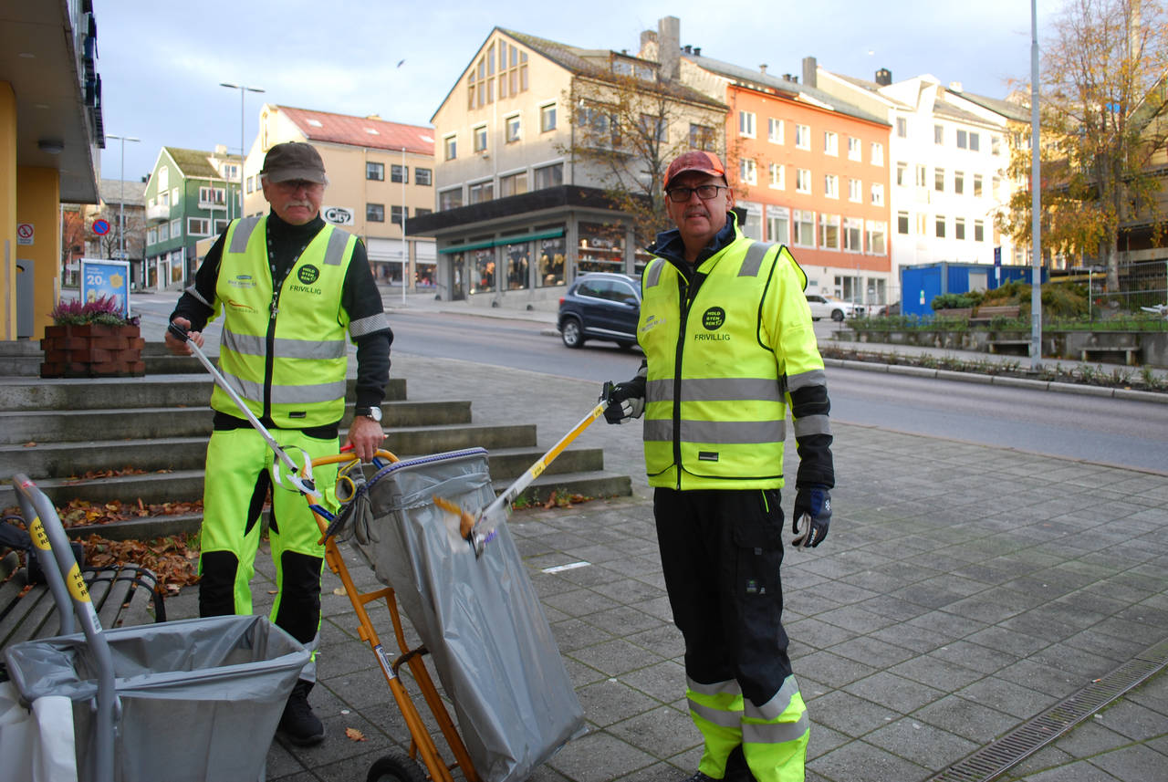 Magne Aassgård (f.v.) og Ingvar Sæther tipser gjerne om hvordan du kan bidra til å holde byen ren. Foto: Kristiansund og Nordmøre Havn
