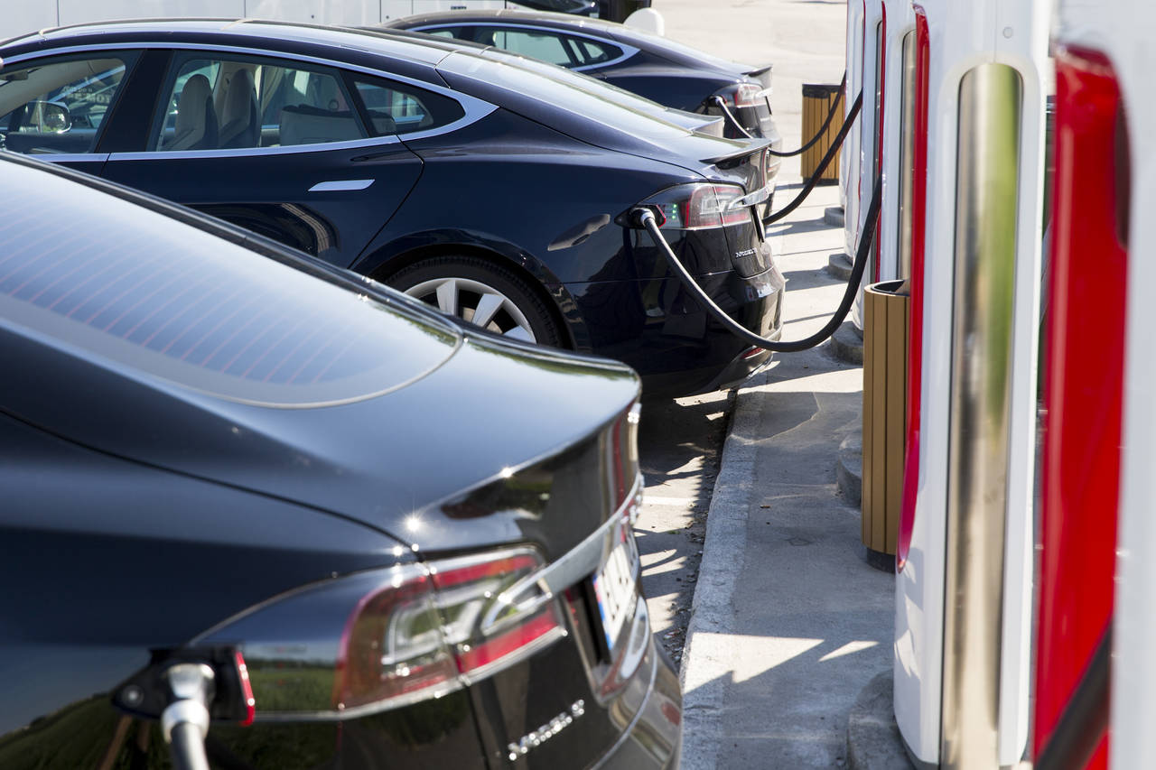 Stadig flere skaffer seg el- og hybridbiler. Som en konsekvens stuper salget av bensin- og diesel, viser nye tall. Illustrasjonsfoto: Tore Meek / NTB scanpix