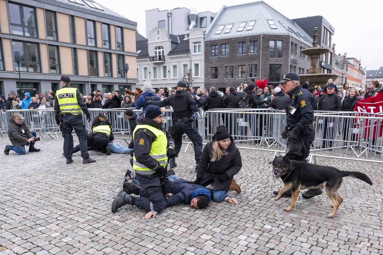 Koran-brenningen i Kristiansand førte til basketak mellom demonstranter og politi. Foto: Tor Erik Schrøder / NTB scanpix