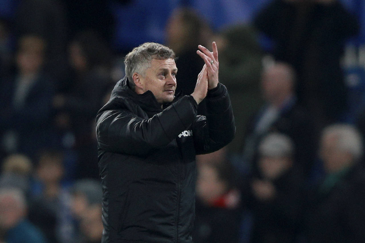 Manchester United betaler flyreise for supportere. Her er manager Ole Gunnar Solskjær etter midtukeseieren over Chelsea i ligacupen. Foto: Ian Walton / AP / NTB scanpix