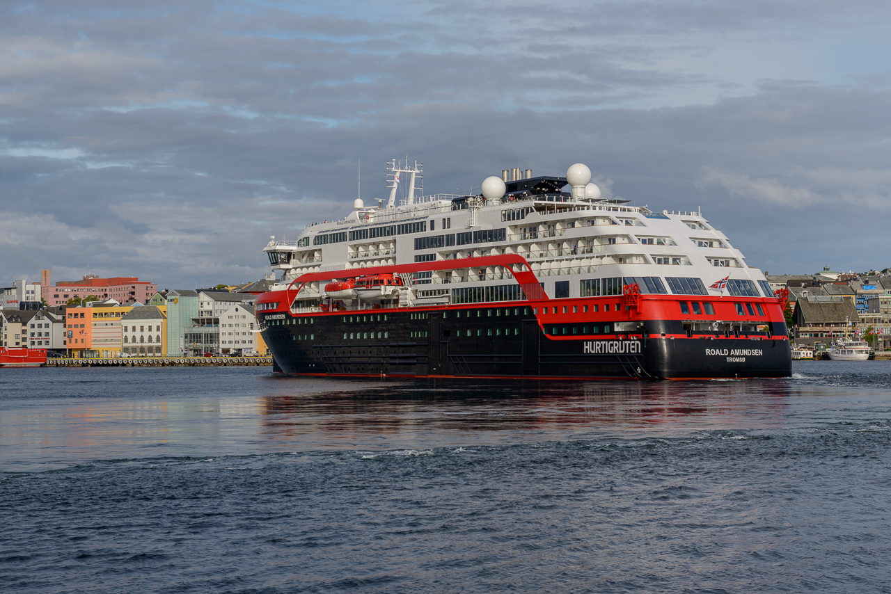 Bagasjen til passasjerene på en planlagt Hurtigruten-tur til Antarktis er blitt ranet. Her er MS Roald Amundsen på havna i Kristiansund. Foto: Kurt Helge Røsand / KSU.NO