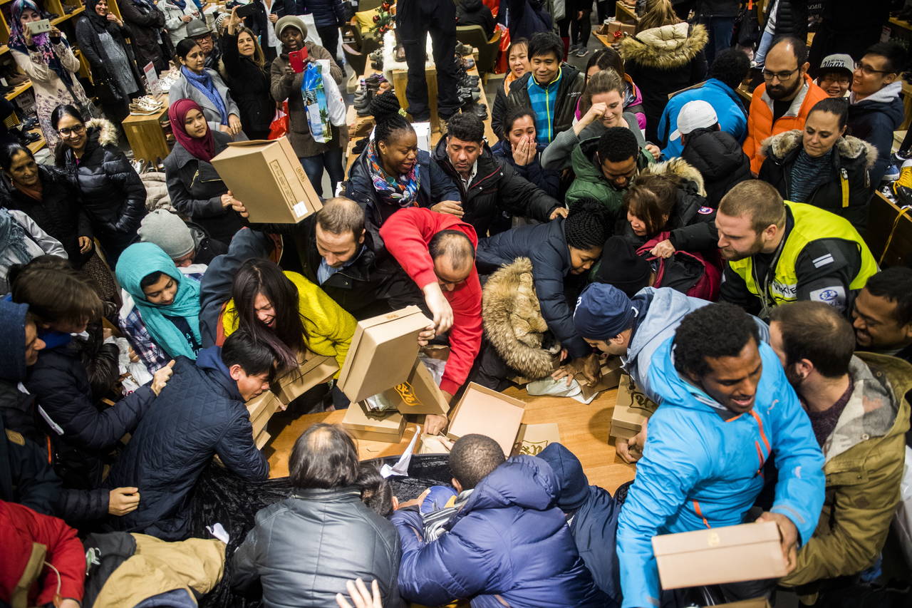 Slik så det ut da kunder kjempet om sko på Black Friday-salget hos Norwegian Outlet i Vestby i Akershus i 2016. Foto: Jon Olav Nesvold / NTB scanpix