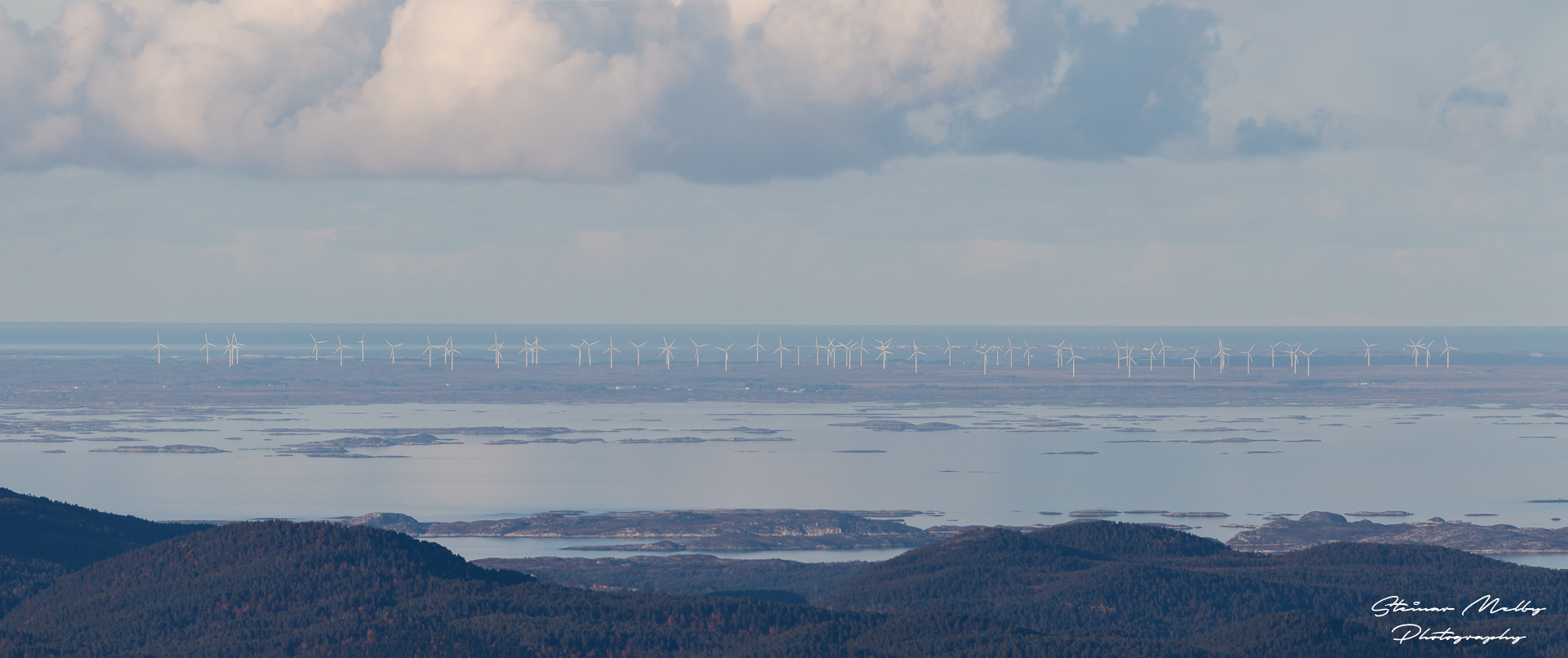 Smøla vindindustrianlegg sett fra Duå i Gjemnes. Veldig godt synlig med en 400mm fra nesten 6 mils avstand. Foto: Steinar Melby